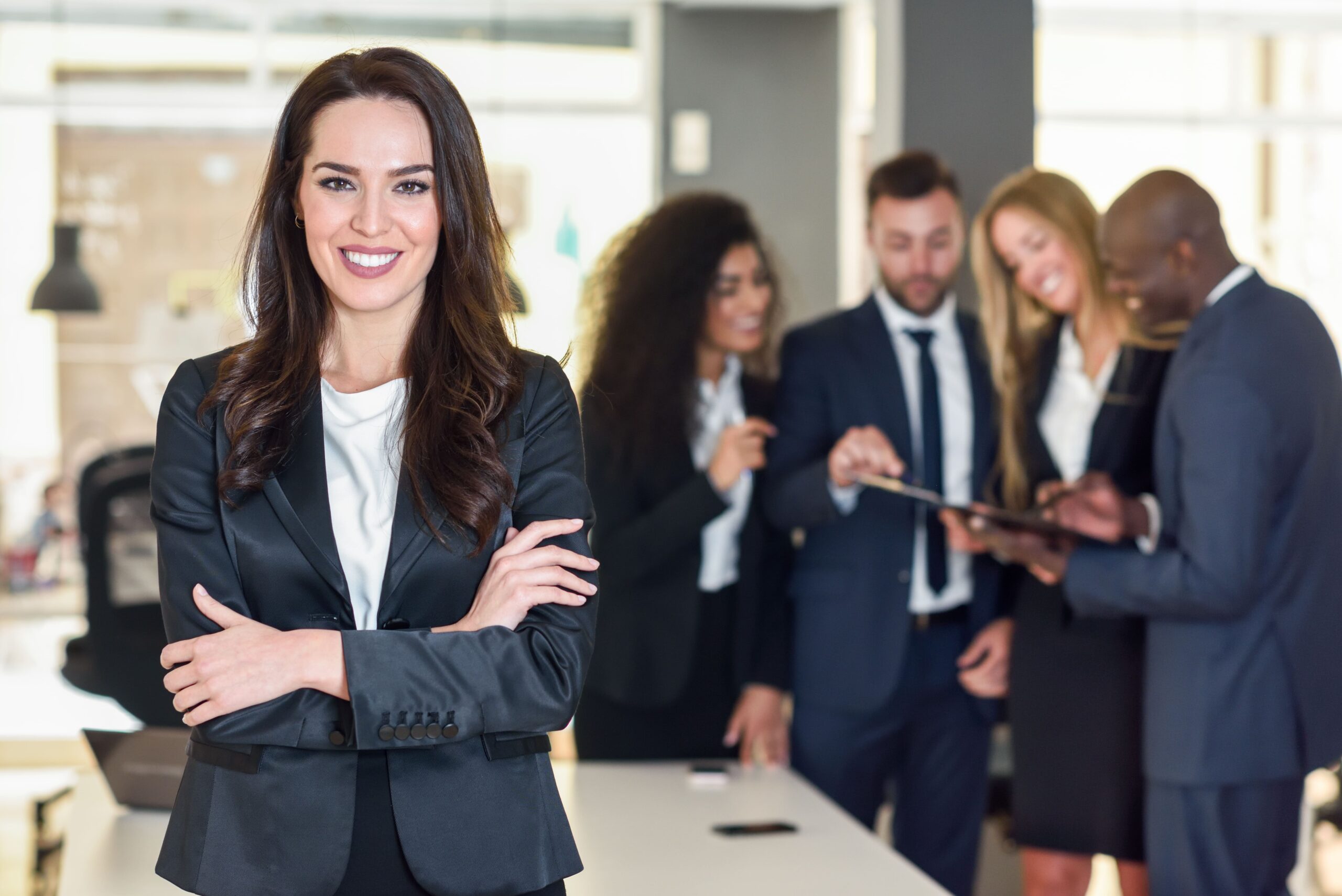 empresaria-lider-em-escritorio-moderno-com-empresarios-trabalhando